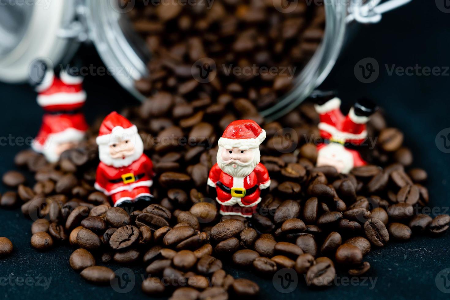 papai noel está sentado em meio a grãos de café torrados marrons foto