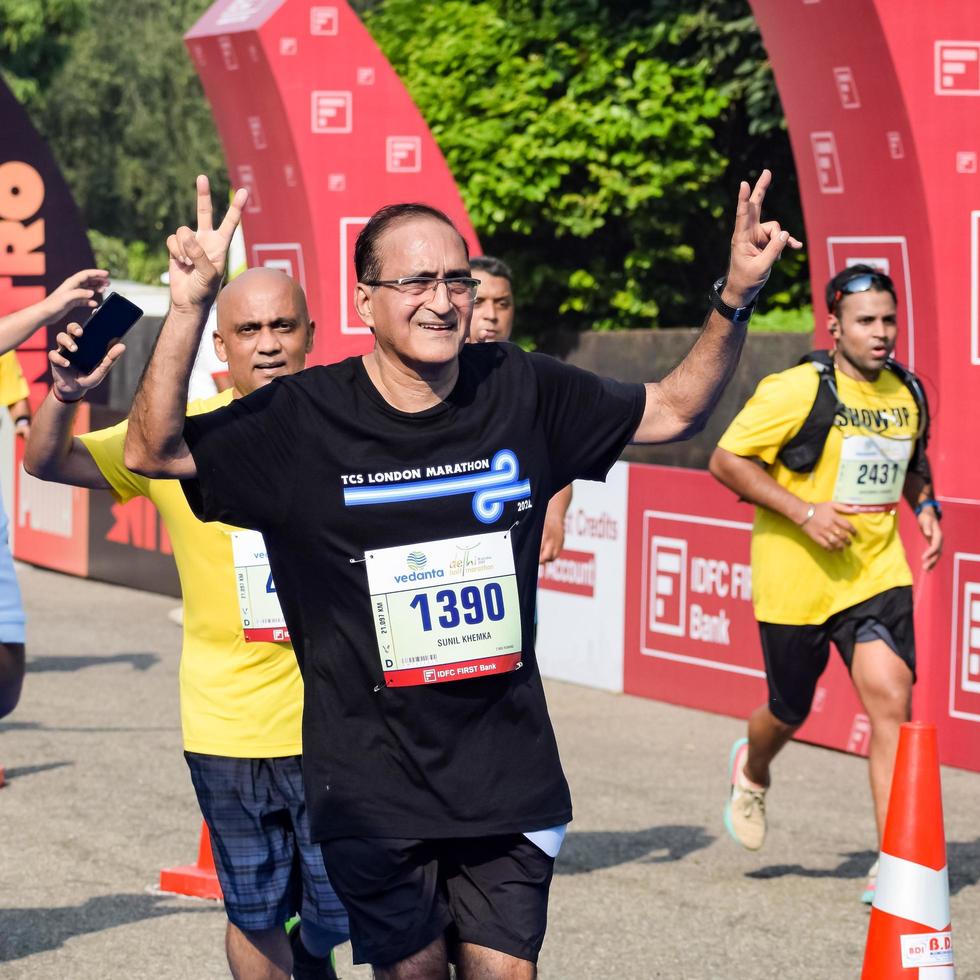 nova delhi, índia - 16 de outubro de 2022 - vedanta delhi meia maratona após covid em que os participantes da maratona prestes a cruzar a linha de chegada, meia maratona de delhi 2022 foto