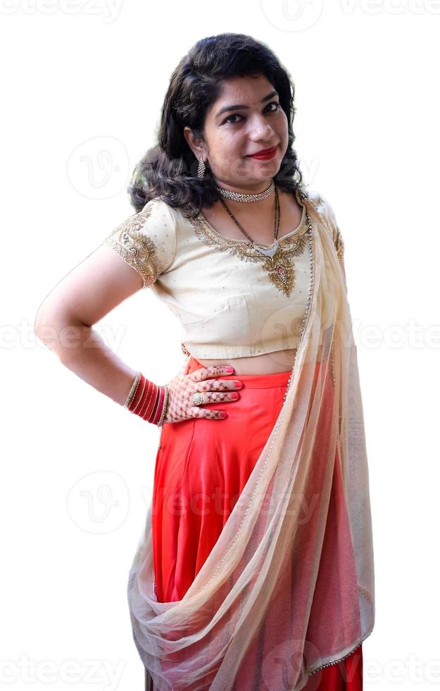 mulher bonita vestida como tradição indiana com henna mehndi design em ambas as mãos para celebrar o grande festival de karwa chauth com fundo branco liso foto