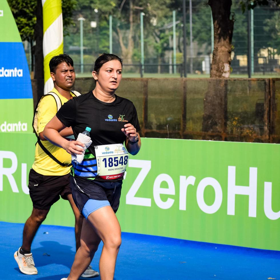 nova delhi, índia - 16 de outubro de 2022 - vedanta delhi meia maratona após covid em que os participantes da maratona prestes a cruzar a linha de chegada, meia maratona de delhi 2022 foto