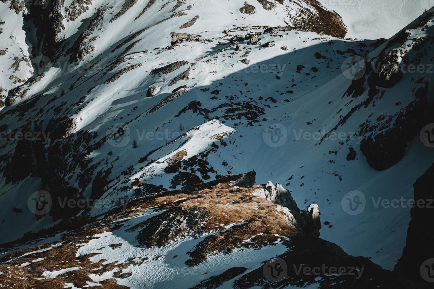 beleza da luz do sol dourada da tarde no cenário dos alpes italianos nevados, mesmo quando era primavera foto