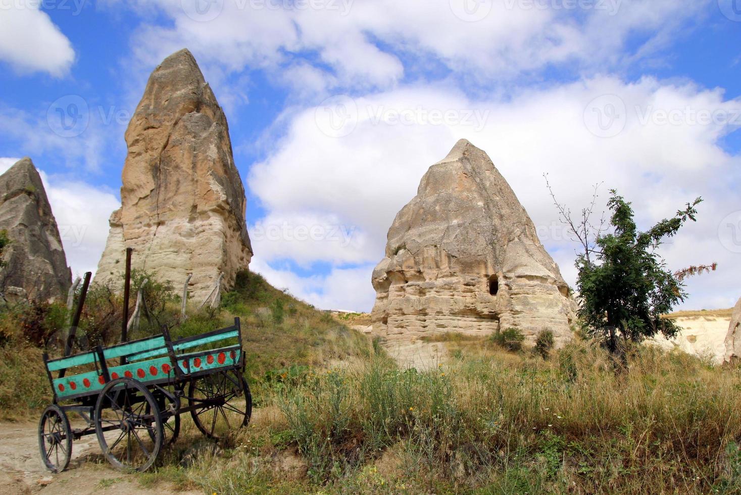 viajar para goreme, capadócia, turquia. a vista sobre o vale nas montanhas com um carrinho em primeiro plano. foto