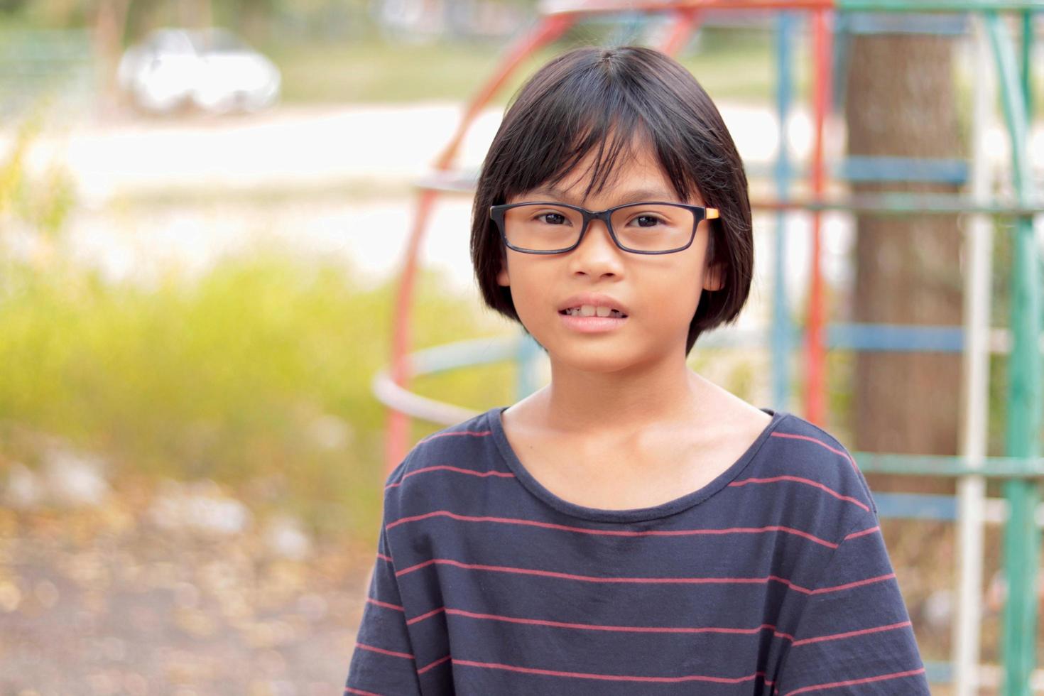 retrato de criança usando óculos com desfoque de fundo foto
