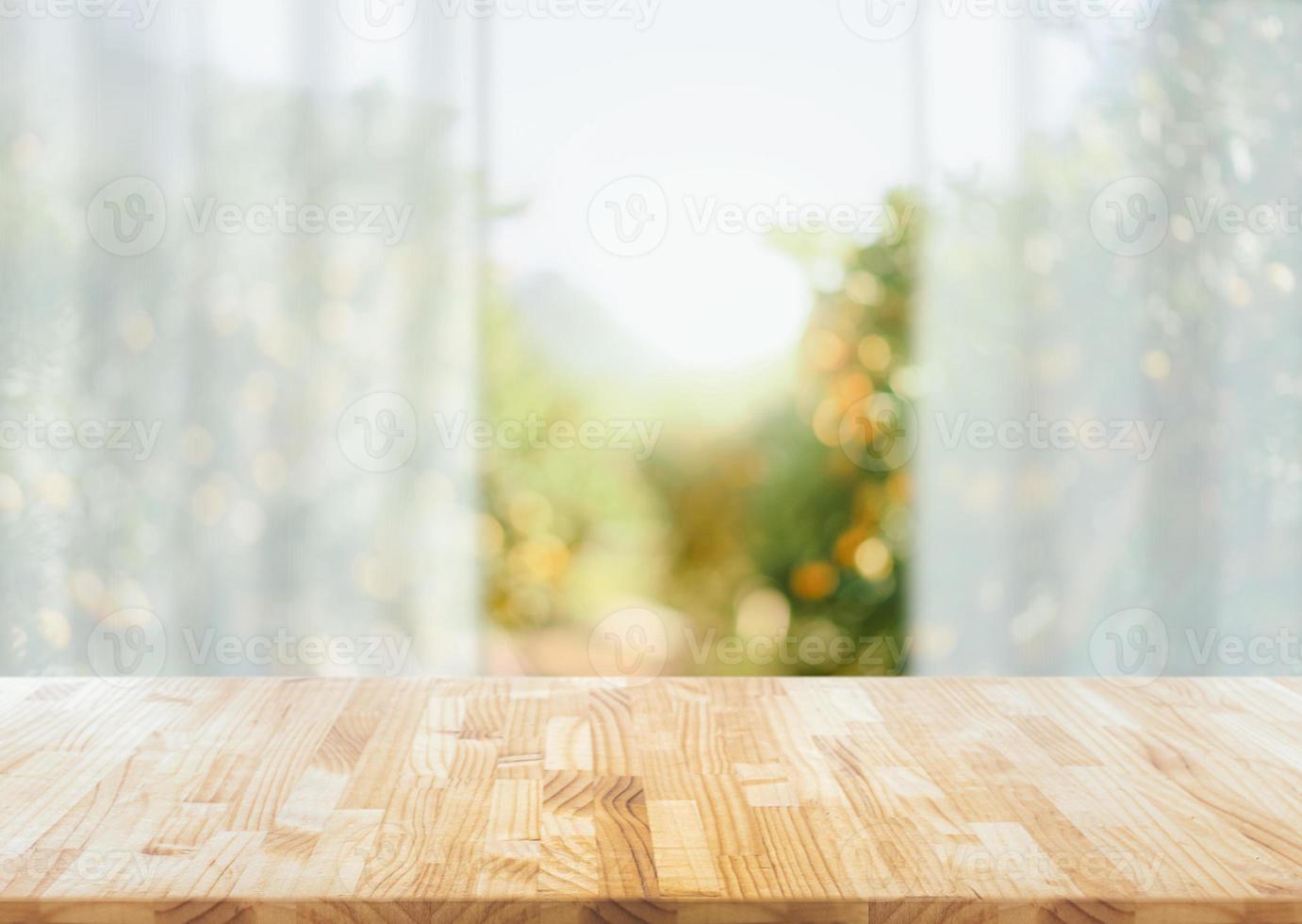 vazio de mesa de madeira em borrão jardim abstrato com luz solar e janela de cortina, exibição do produto, pronto para montagem do produto. foto