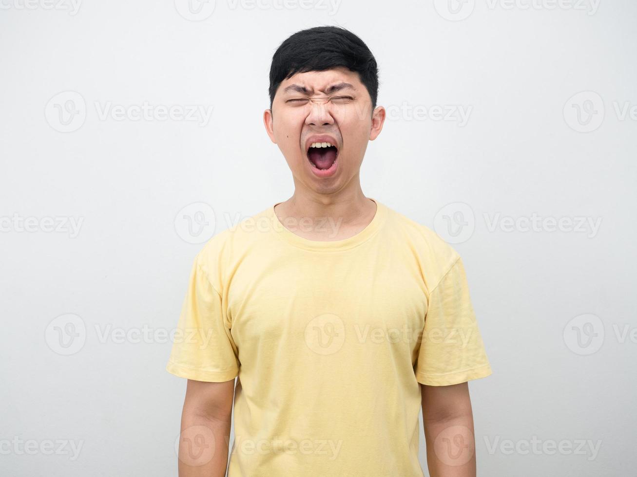 homem asiático camisa amarela gesto grito retrato foto