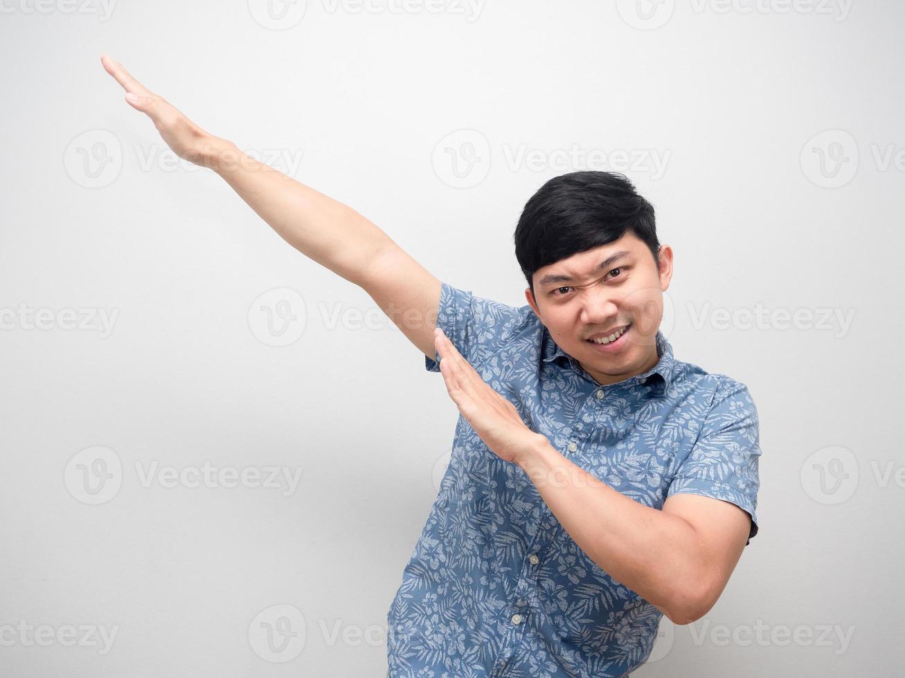 homem alegre camisa azul gesto enxugando dança branco isolado foto