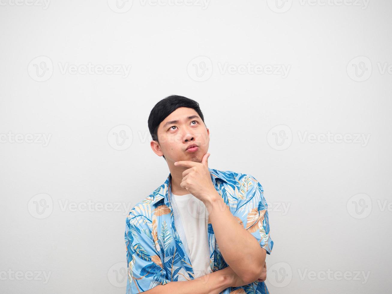 retrato homem camisa azul gesto pensando em férias olhando para cima espaço de cópia foto