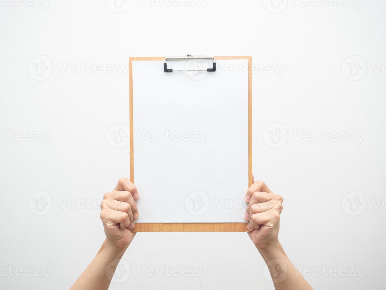 mão isolada segurando a placa de madeira do documento em branco foto