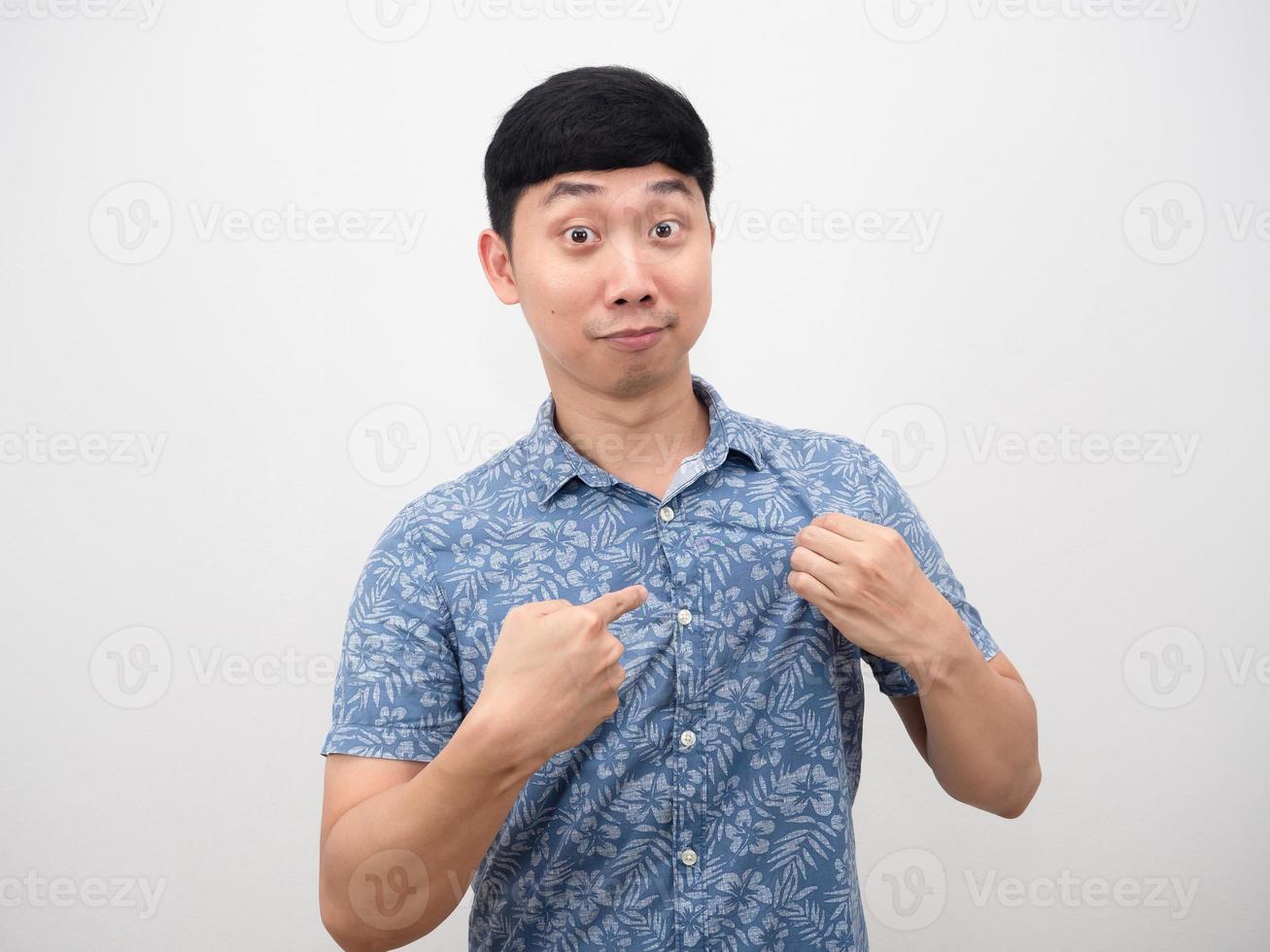 homem alegre aponta o dedo para seu retrato de camisa azul foto