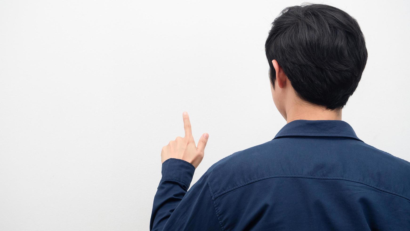 o homem volta mostra a tela de toque do gesto do dedo no fundo branco do espaço da cópia foto