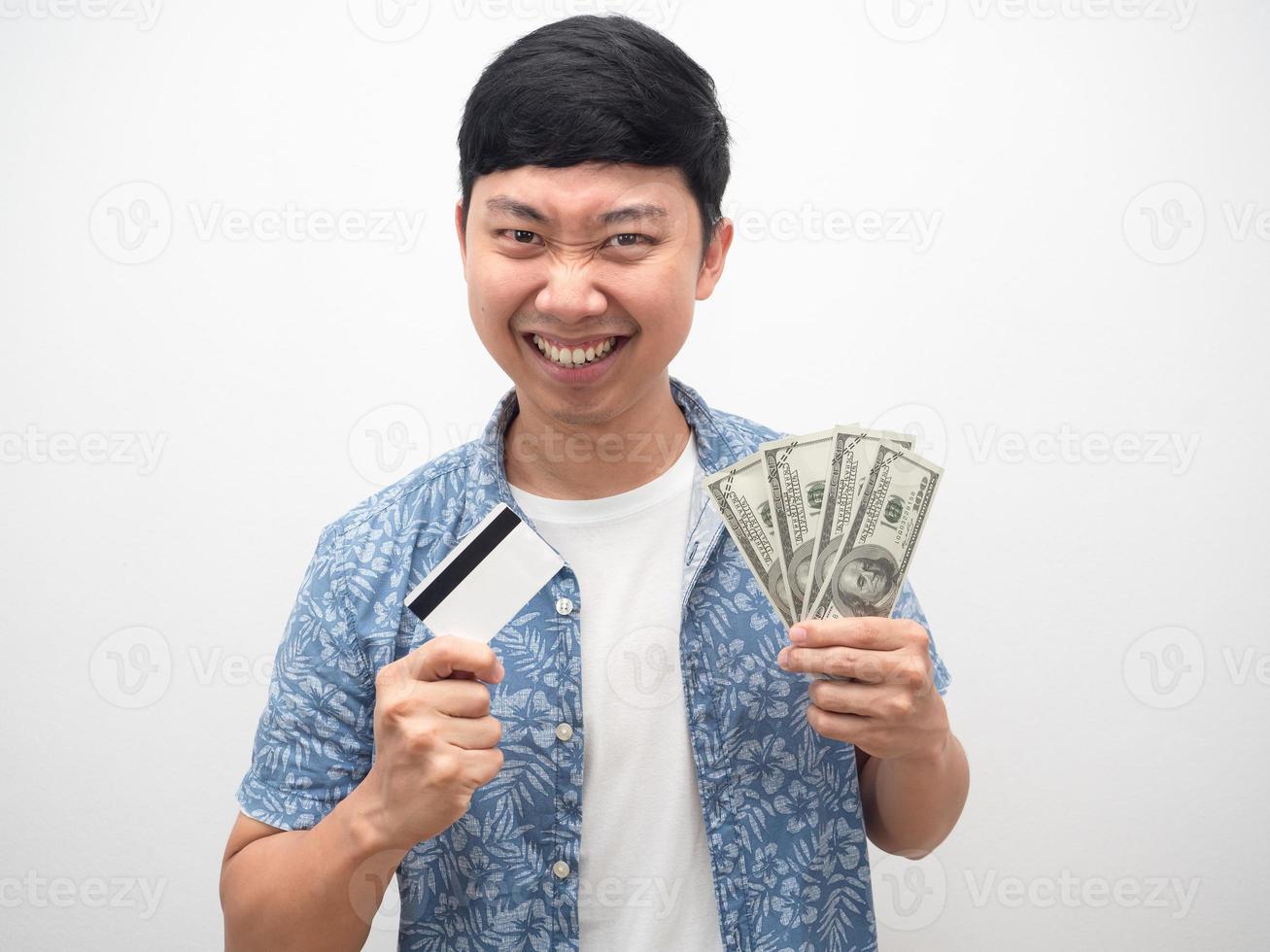 homem camisa azul mostrando cartão de crédito e dinheiro dólar feliz emoção satisfazer rosto foto