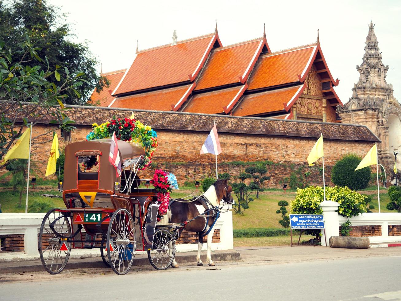 cavalo de carruagem para turismo com o templo da tailândia em lampang janeiro de 2019 foto