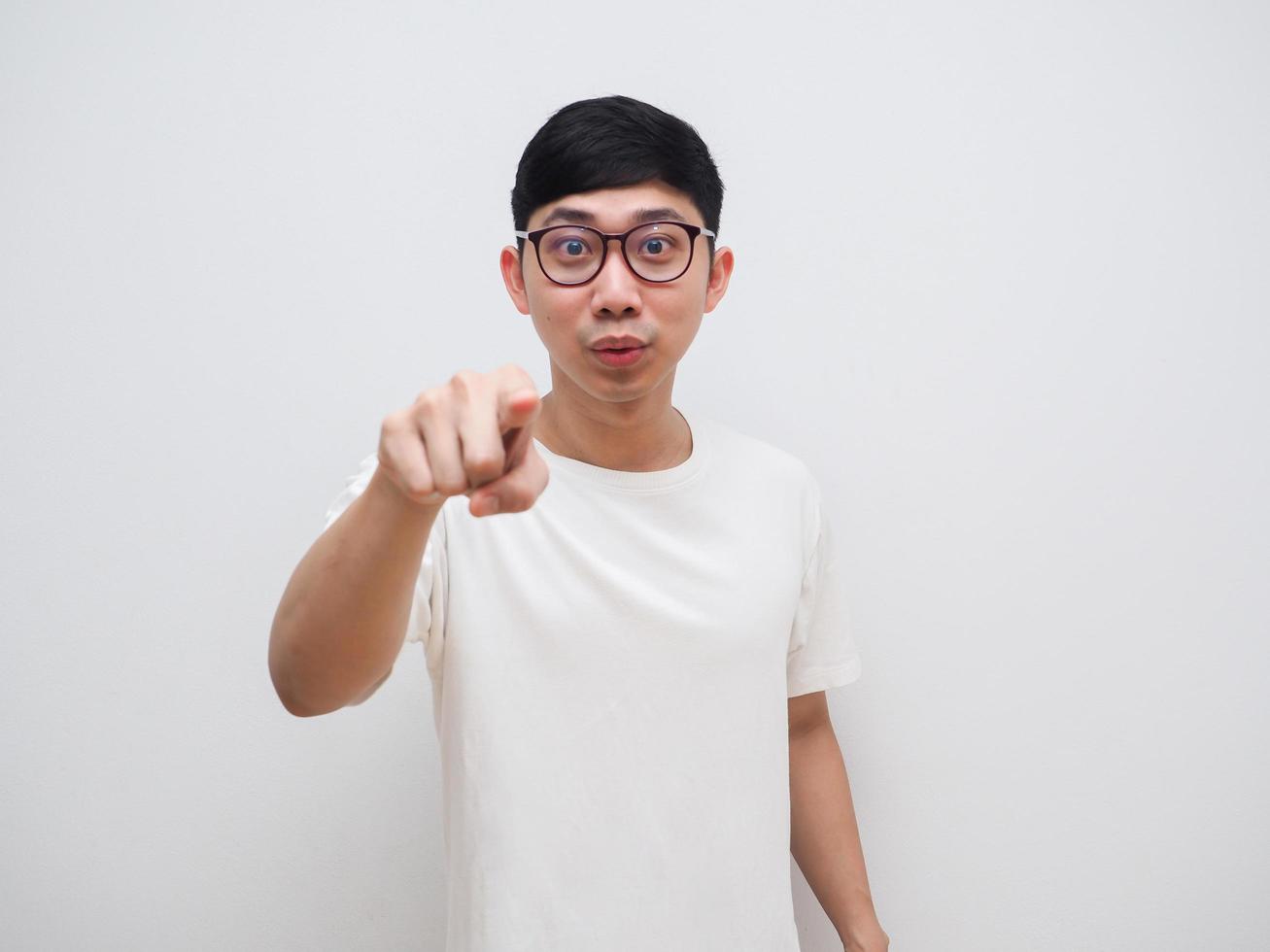 óculos de homem asiático apontam o dedo para você camisa branca, eu quero seu conceito foto