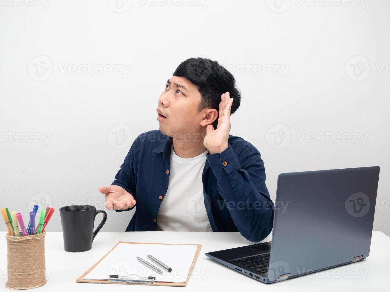 homem empregado homem sentado no escritório gesto no local de trabalho não consigo ouvir quero mais alto foto