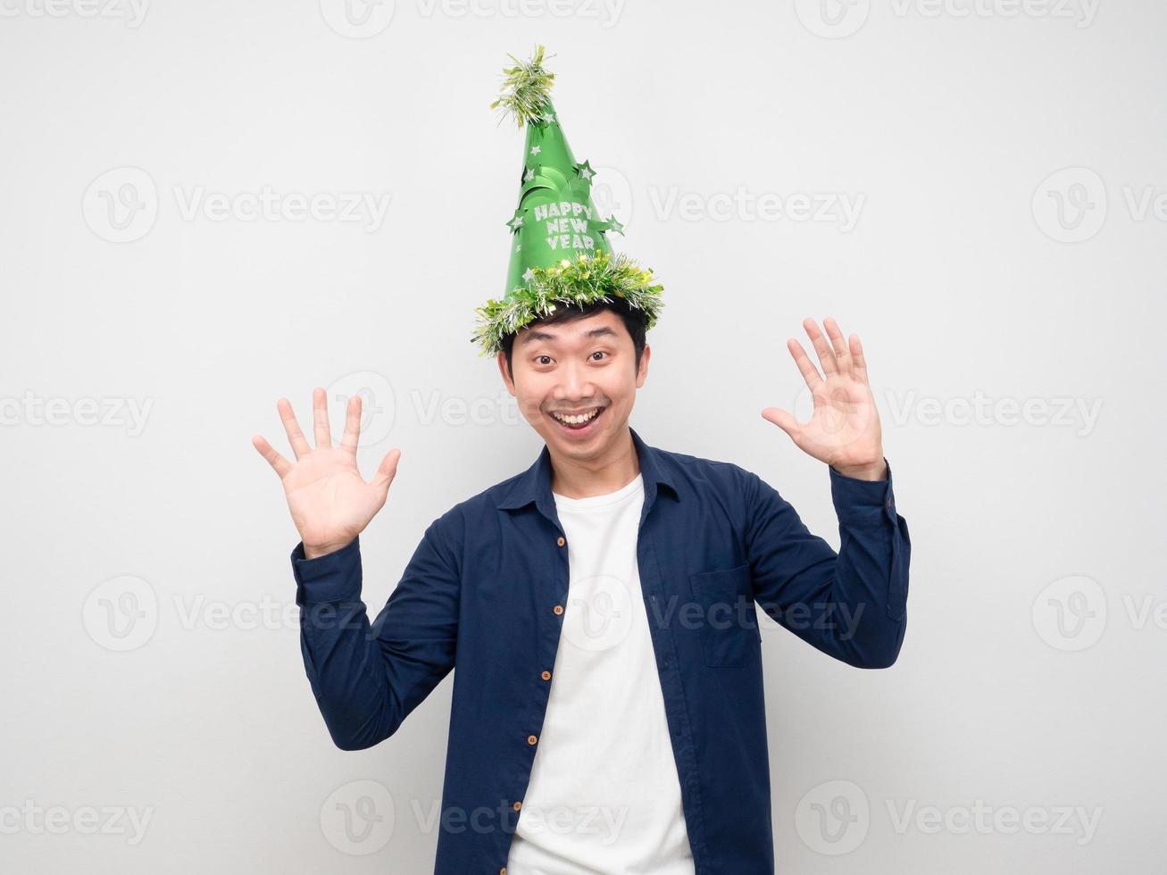 homem usando gesto de chapéu verde feliz com o ano novo foto