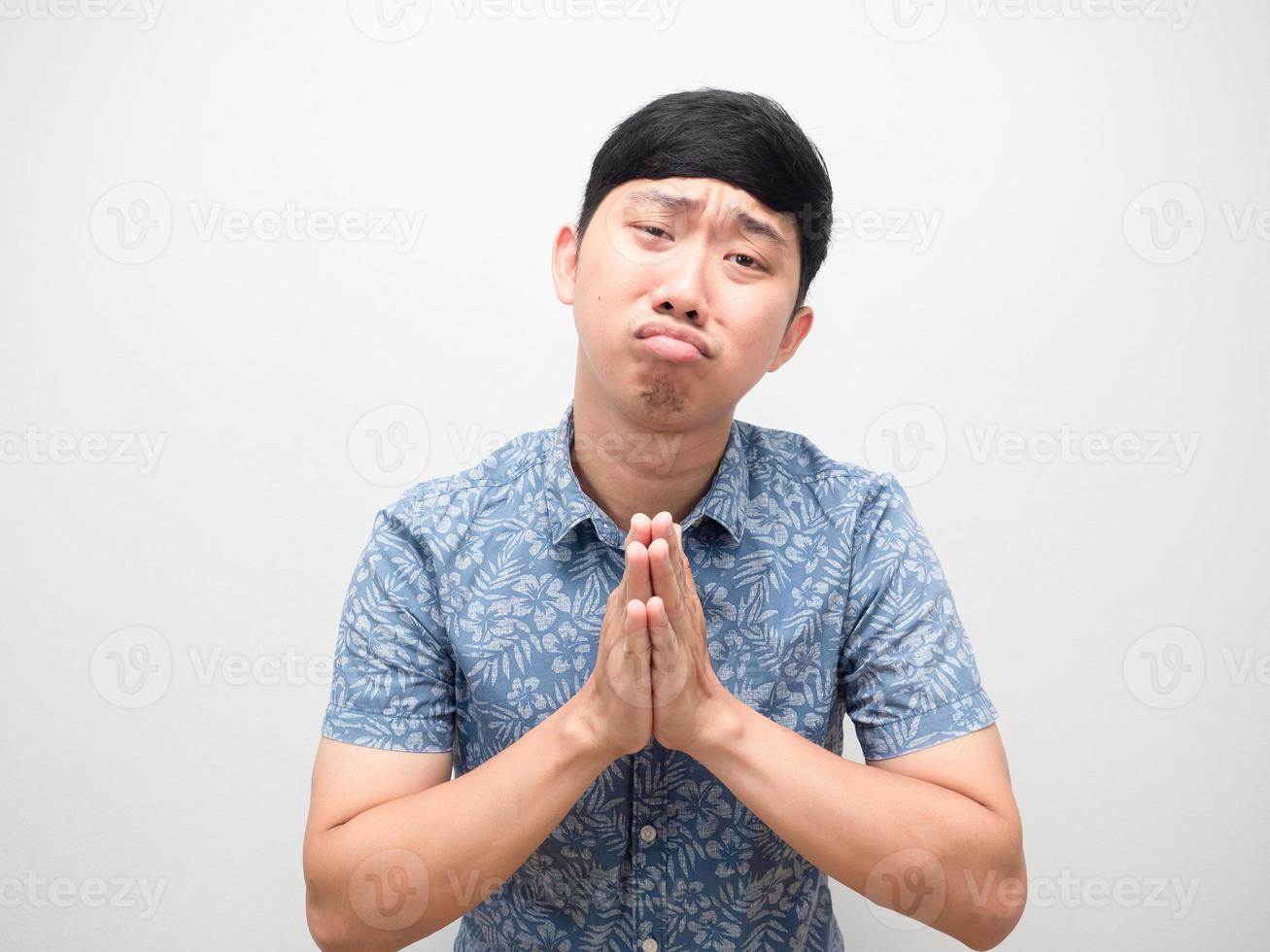 homem camisa azul gesto respeito mão preciso de ajuda por favor foto