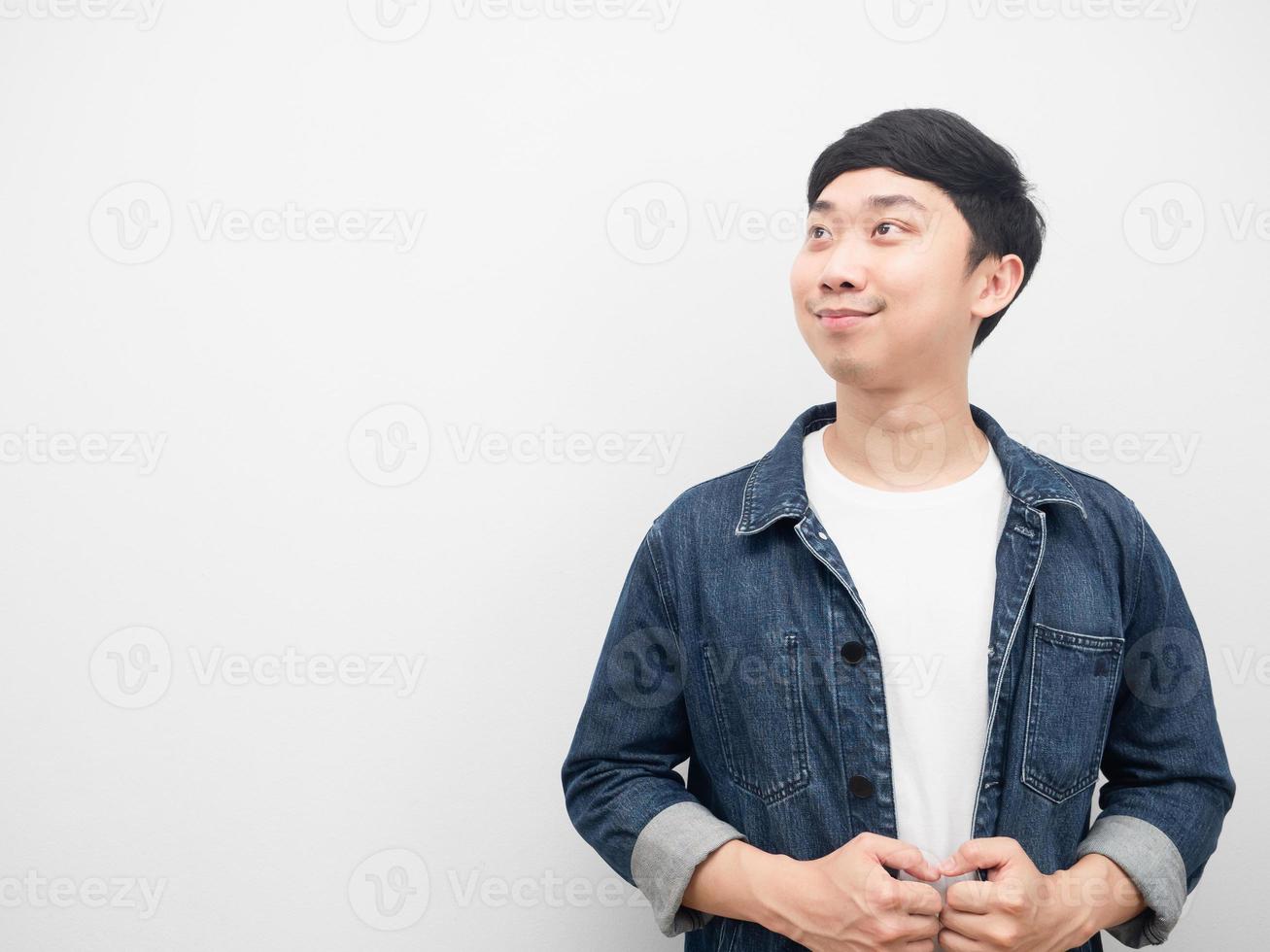 homem camisa jeans sorrindo feliz emoção olhando para o espaço da cópia foto