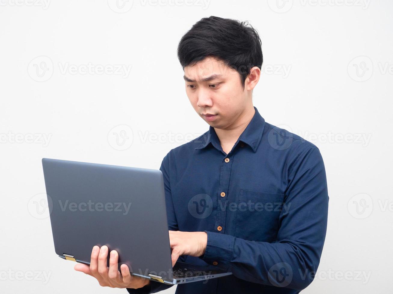 homem usando laptop para o trabalho emoção séria foto