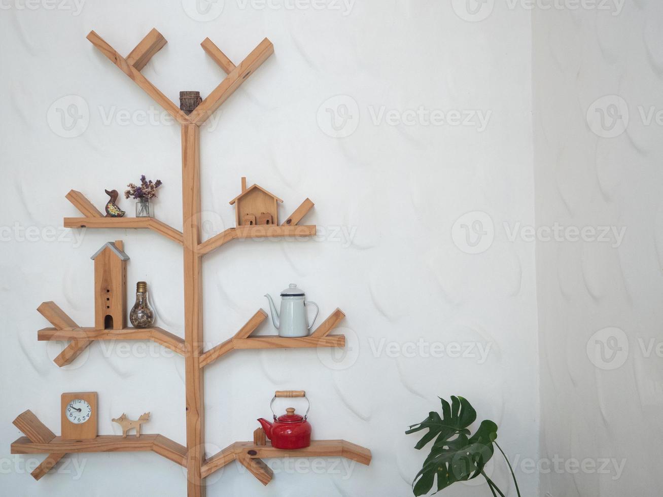 estilo minimalista de prateleira de madeira no espaço de cópia de parede branca da sala foto