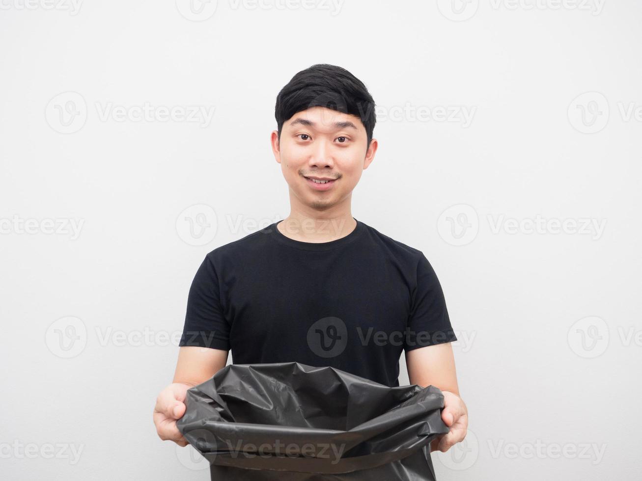homem asiático segurando saco de lixo com retrato sorridente fundo branco foto