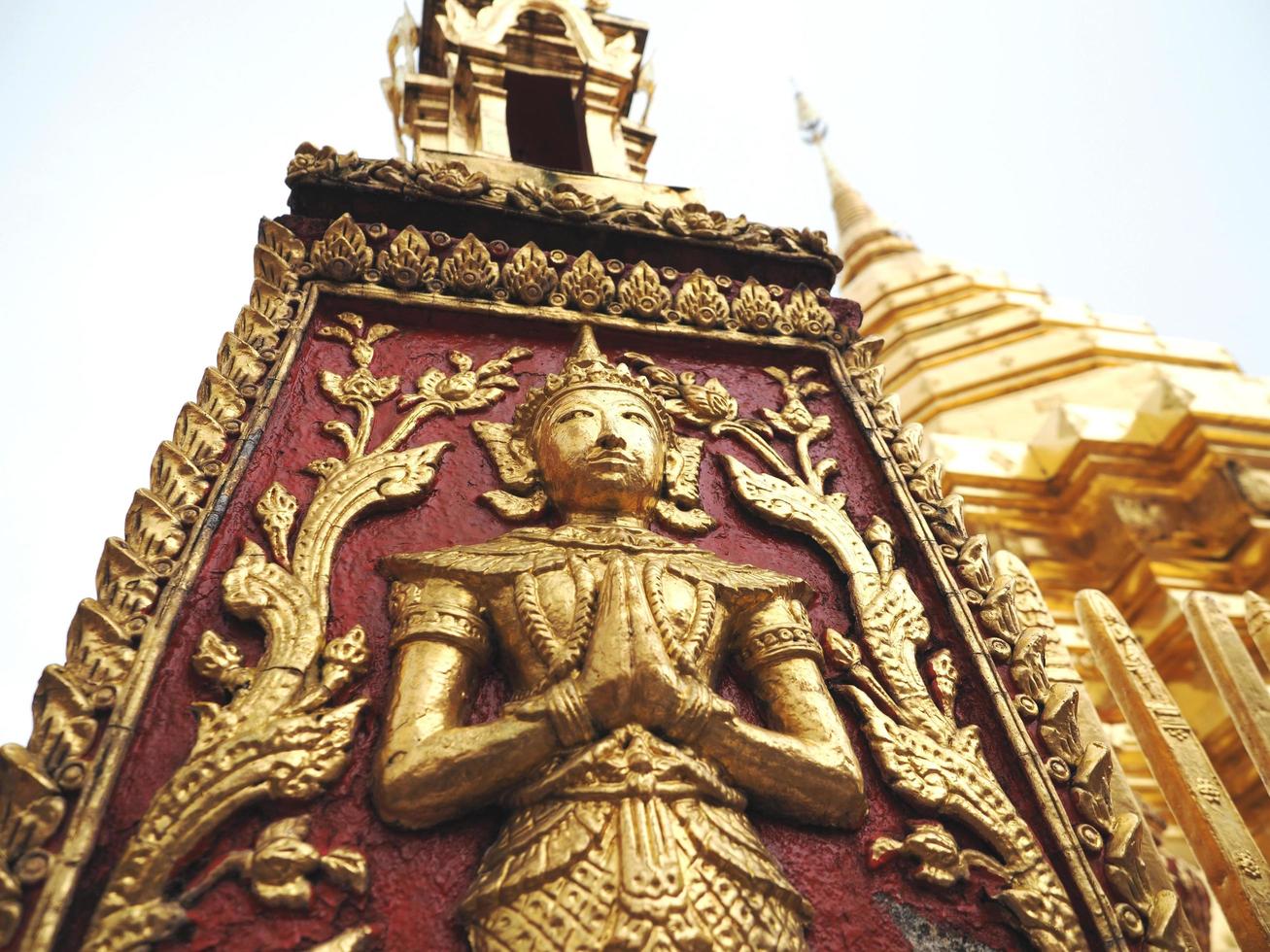 artista na parede do templo belo pagode de ouro na tailândia chiangmai fevereiro de 2019, cultura do povo tailandês foto