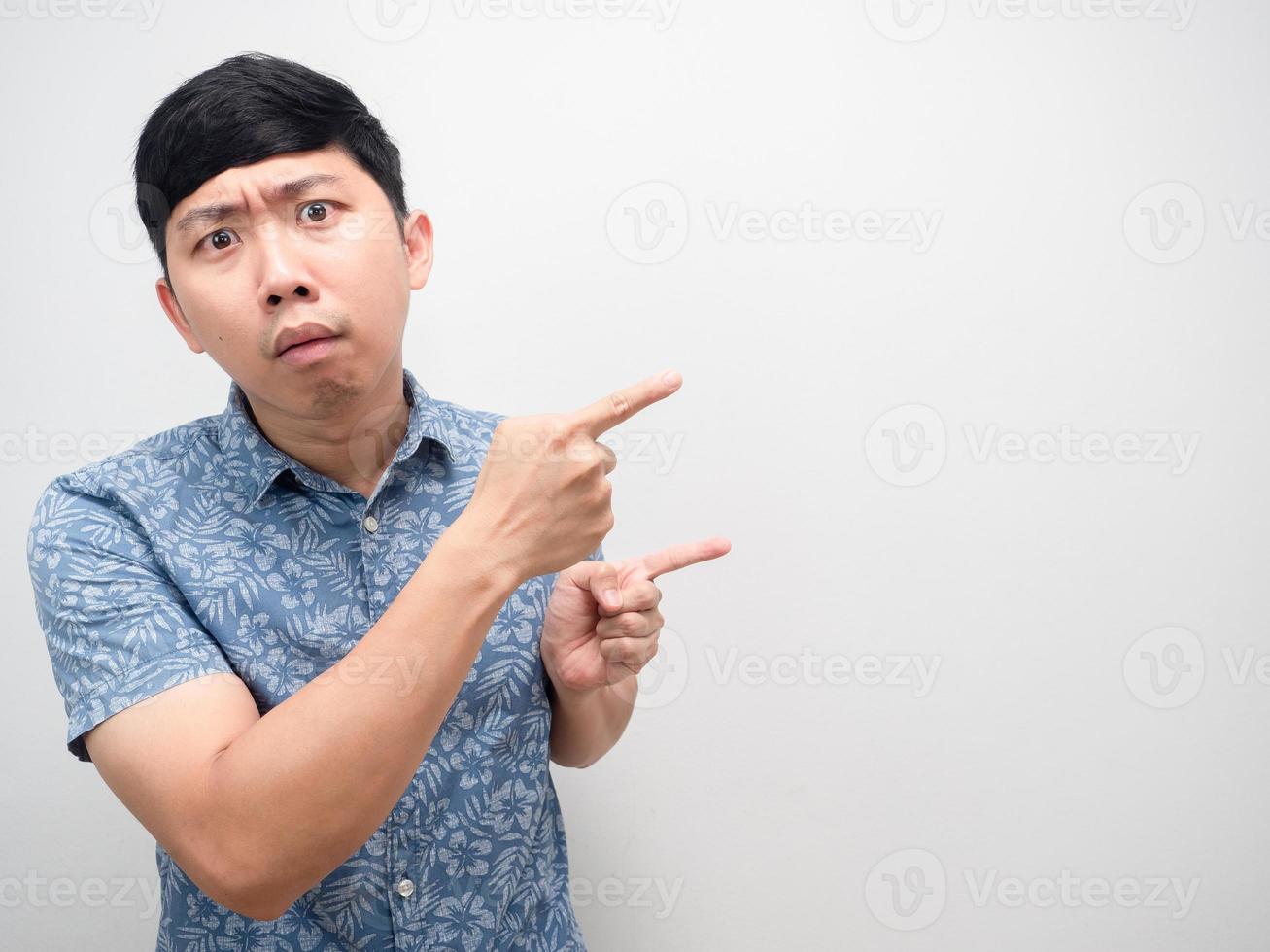 homem confuso emoção apontar o dedo duplo no espaço da cópia foto