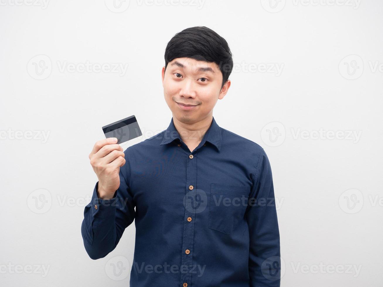 homem asiático segurando cartão de crédito emoção feliz foto
