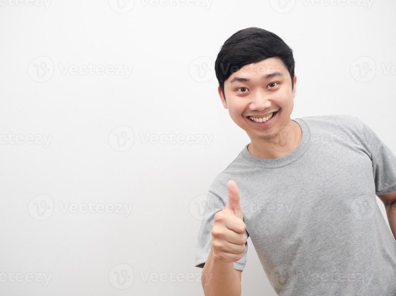 homem camisa cinza sorrindo e polegar para cima branco isolado foto