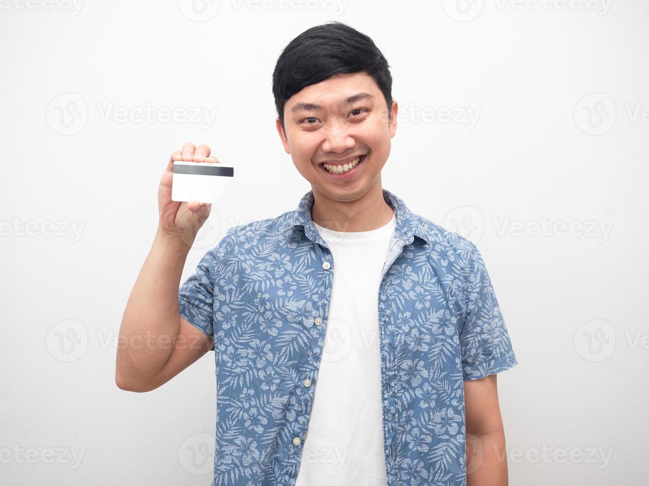 retrato homem camisa azul sorrindo feliz mostrando cartão de crédito foto