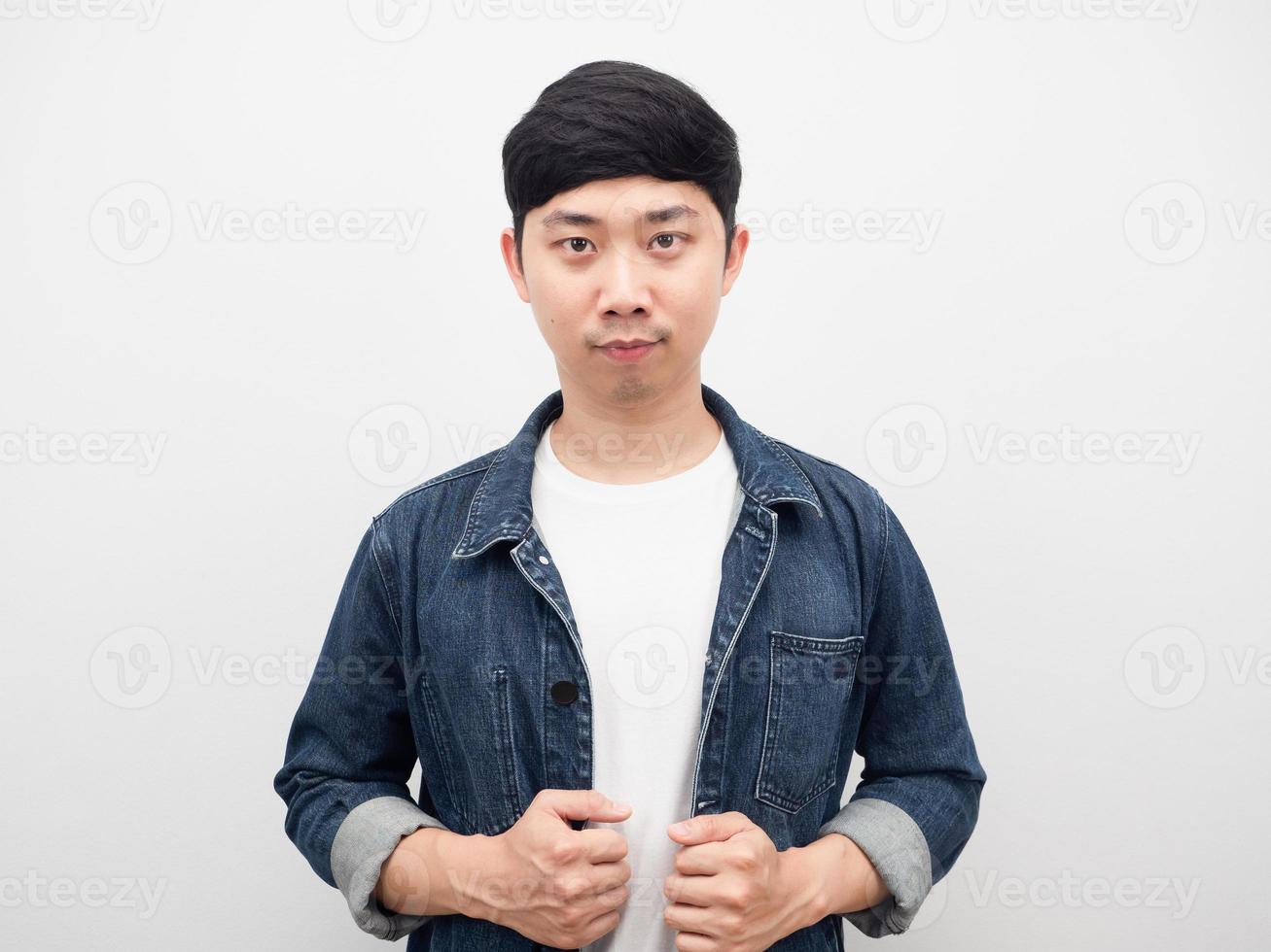 camisa de jeans de homem asiático parece fundo branco confiante foto