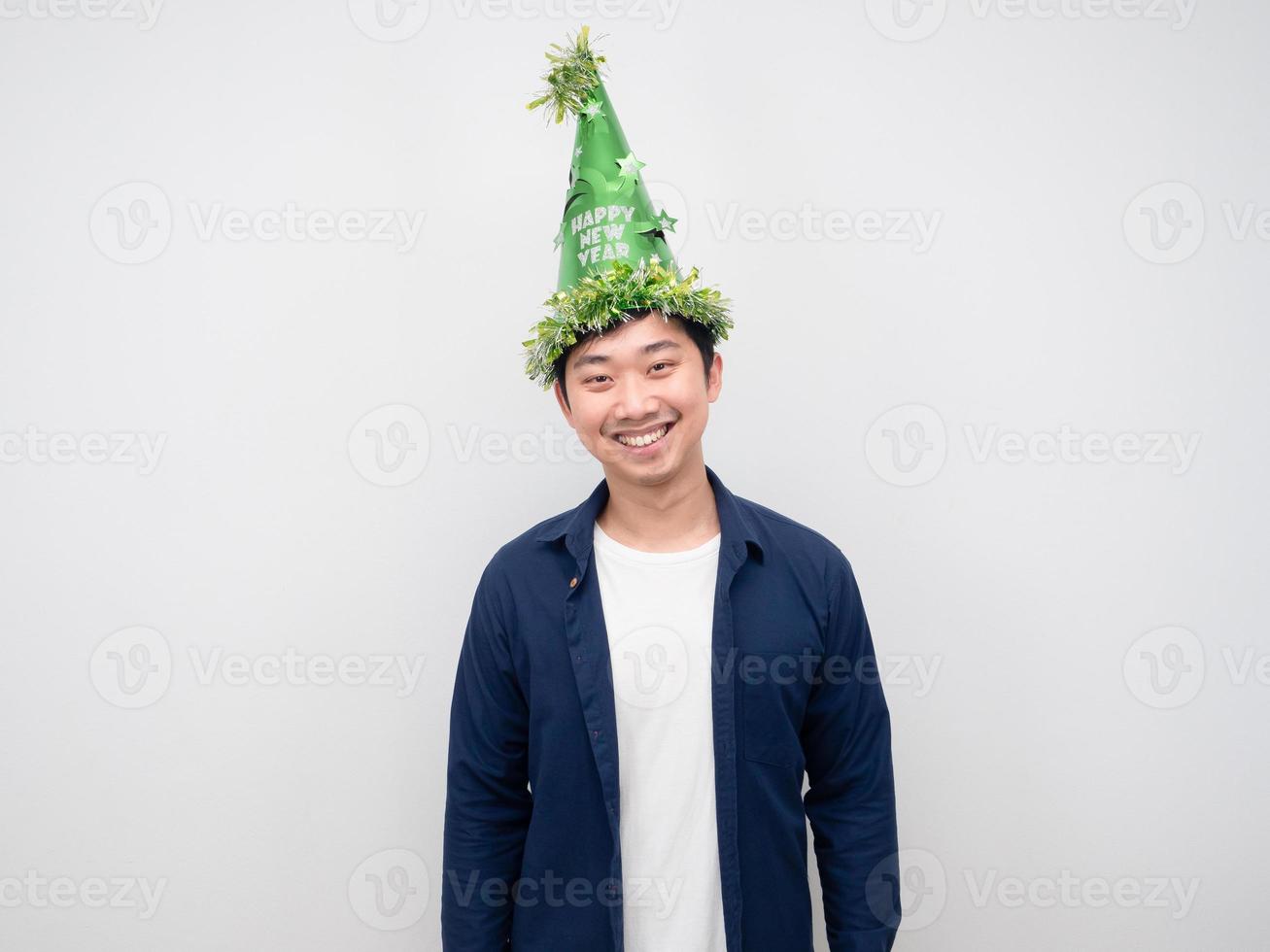 homem vestindo chapéu verde sorriso feliz emoção fundo branco foto