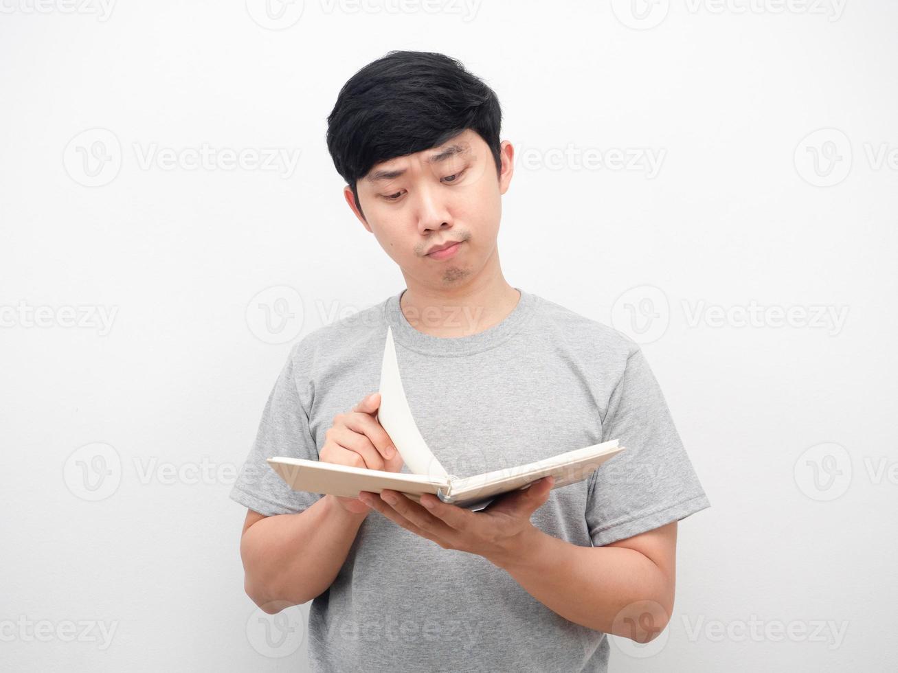 homem camisa cinza lendo diário na mão emoção séria foto