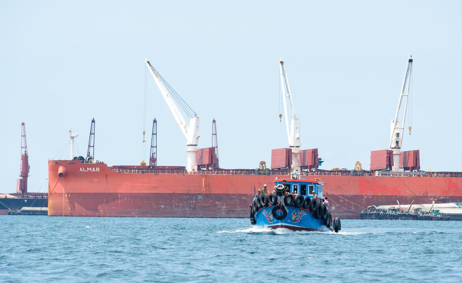 pessoas em velocidade com fundo de navio de carga grande no oceano em chonburi tailândia em 12 de outubro de 2019 foto