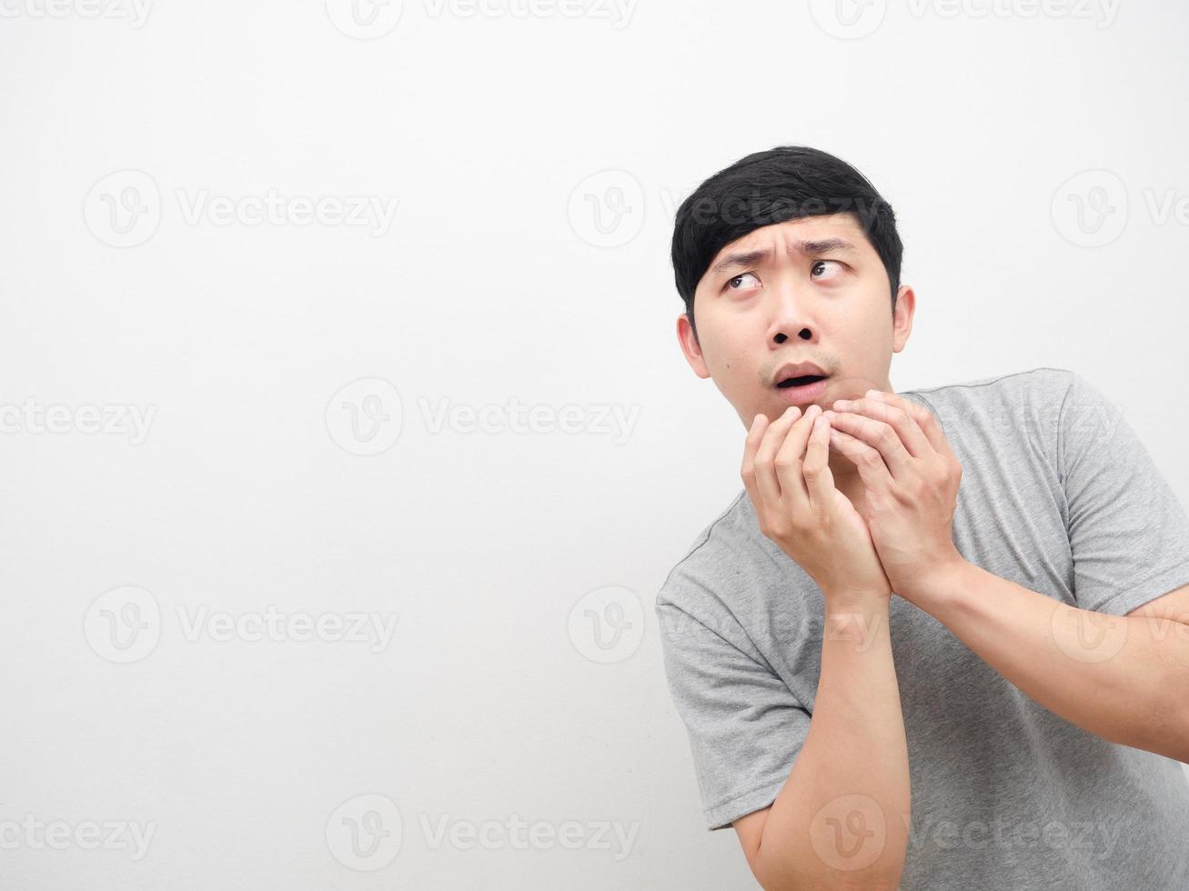 gesto de homem asiático animado olhando para o espaço tímido fundo branco foto