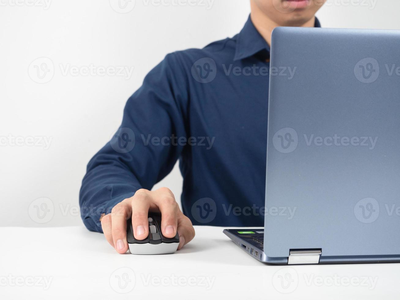 homem usando laptop para trabalhar no espaço de cópia de mesa foto