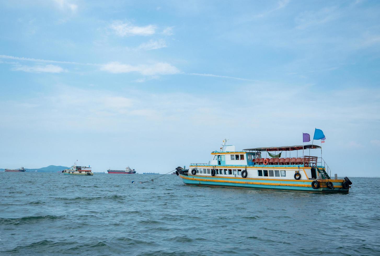 navio de viagem na paisagem oceânica com lindo céu azul na tailândia, barco para viajante de turismo no belo conceito de mar foto