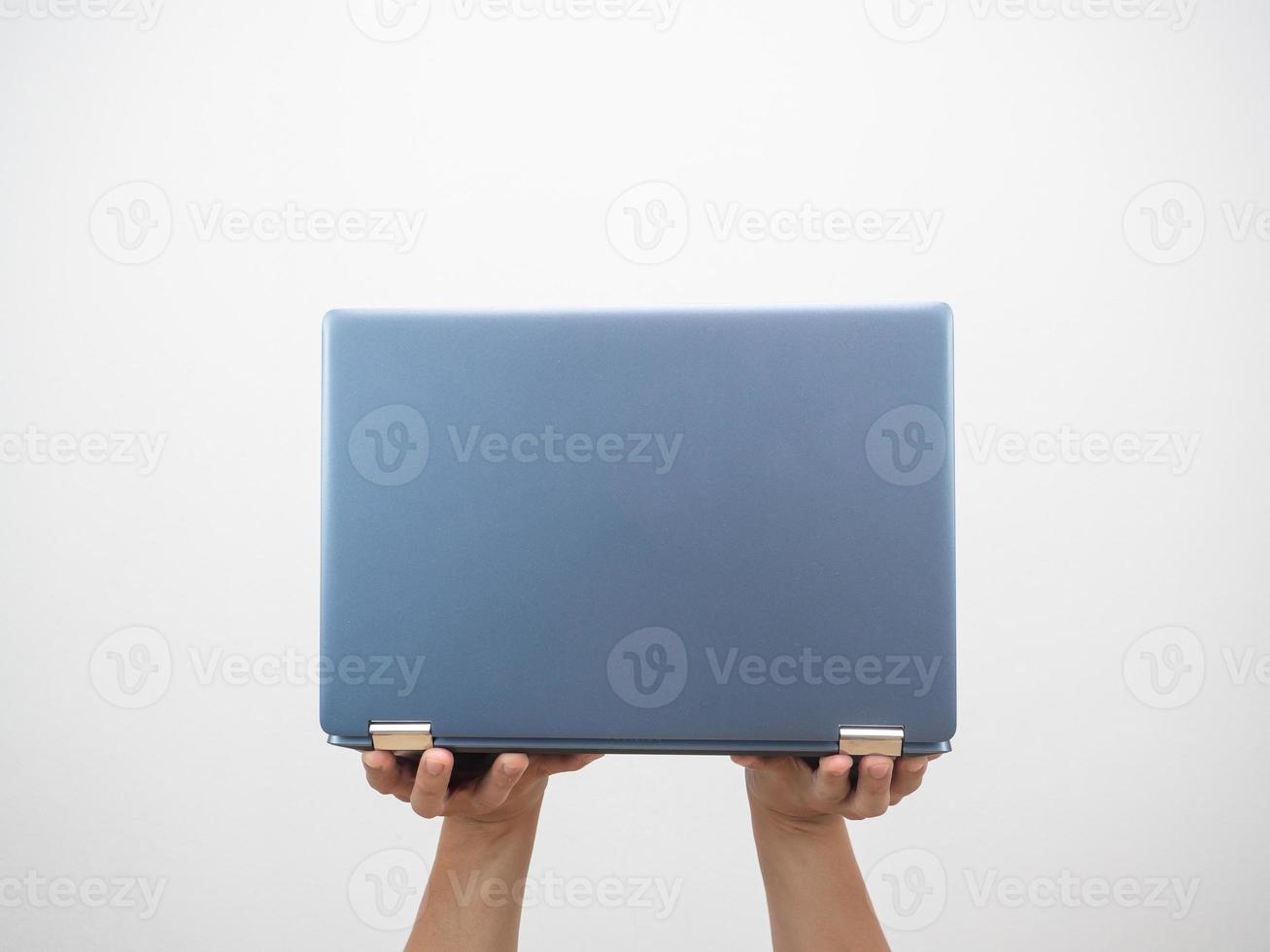 homem mão segurando laptop isolado branco foto