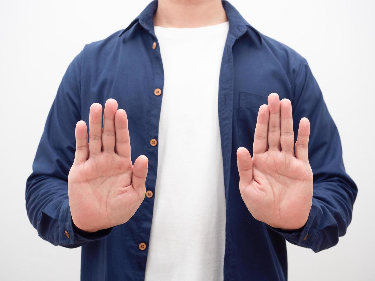 homem camisa azul mostrar mão de reboque para parar tiro de corte foto