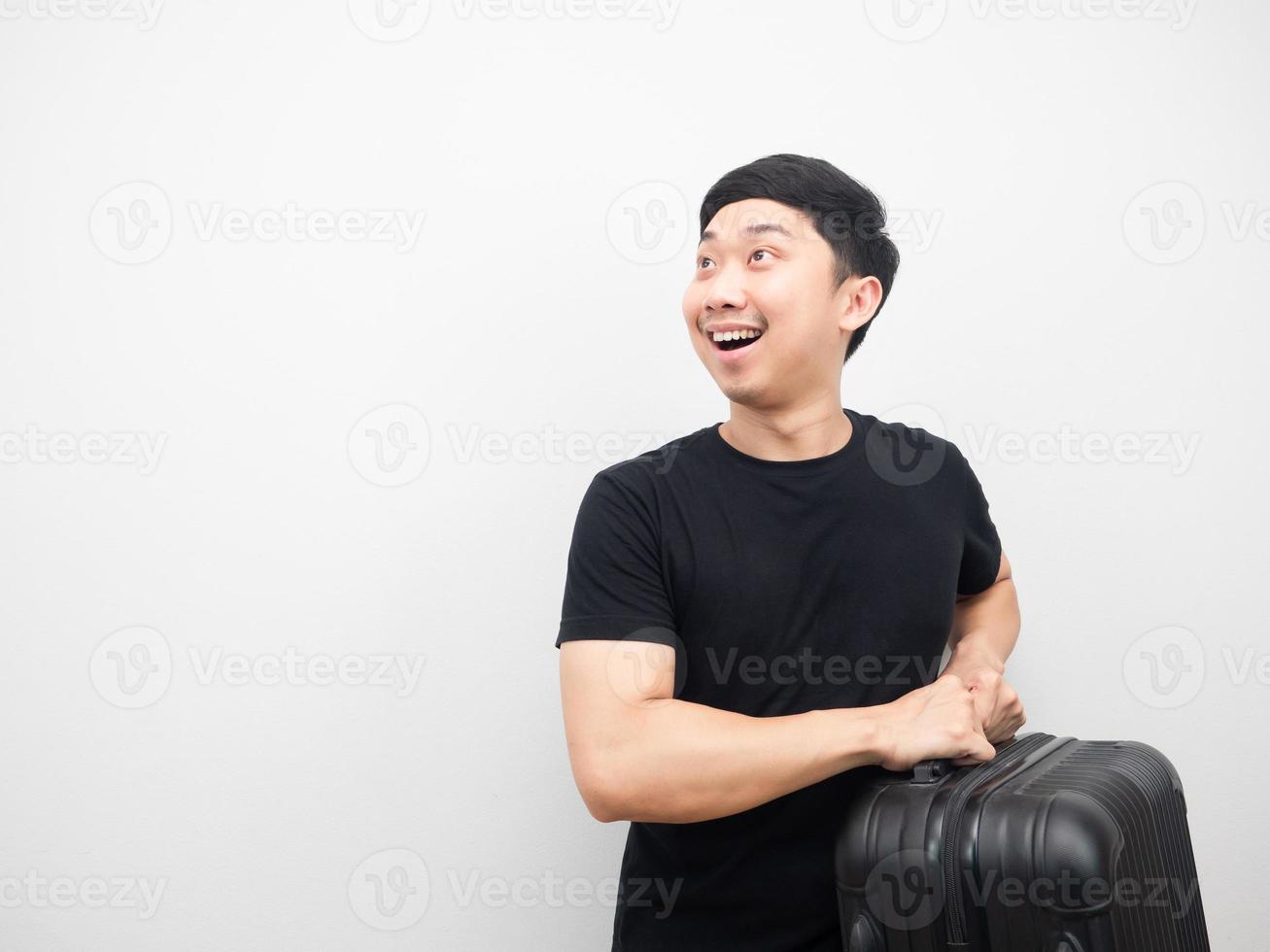 gesto de homem carrega bagagem sentindo-se feliz olhando para o conceito de viagem espacial de cópia foto