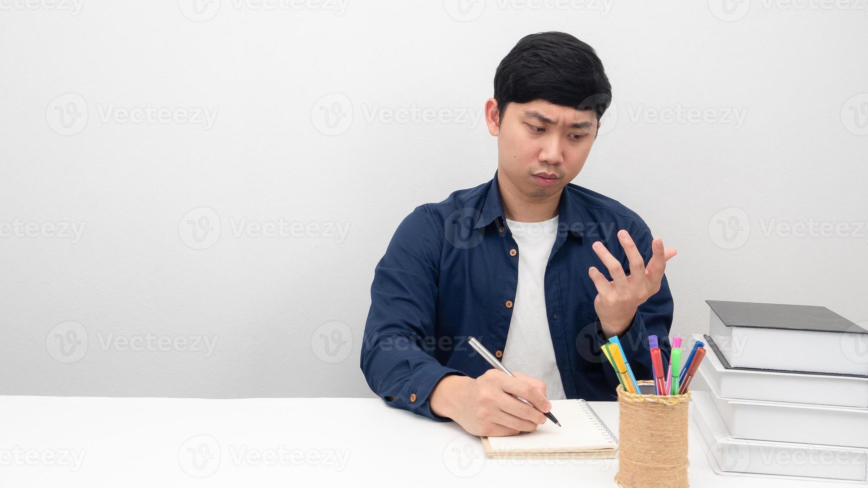homem asiático trabalhando no gesto de mesa contando com fundo de espaço de cópia de finanças foto