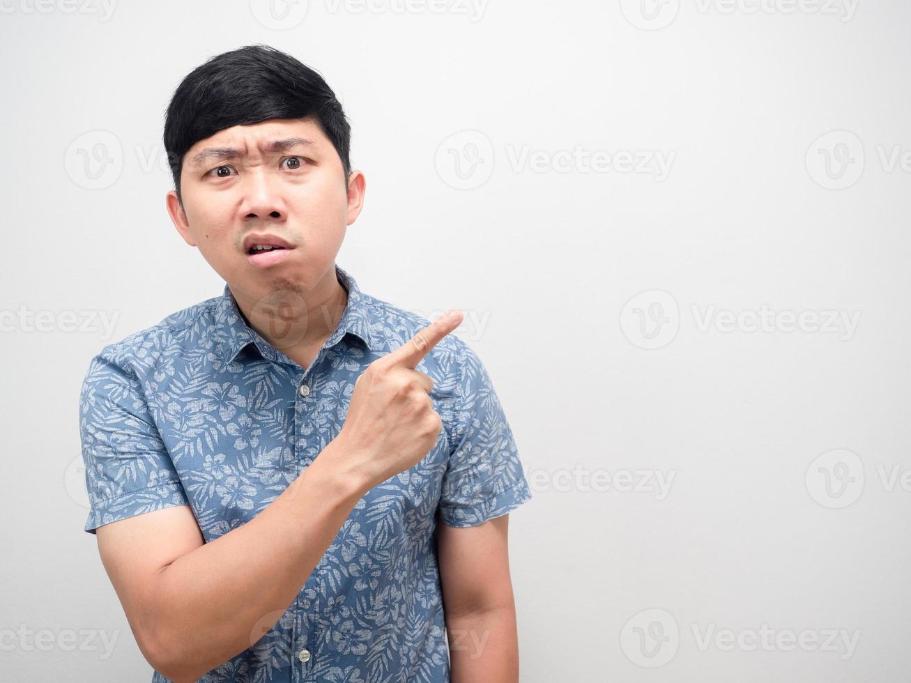 homem camisa azul cara brava ponto dedo no espaço da cópia isolado foto