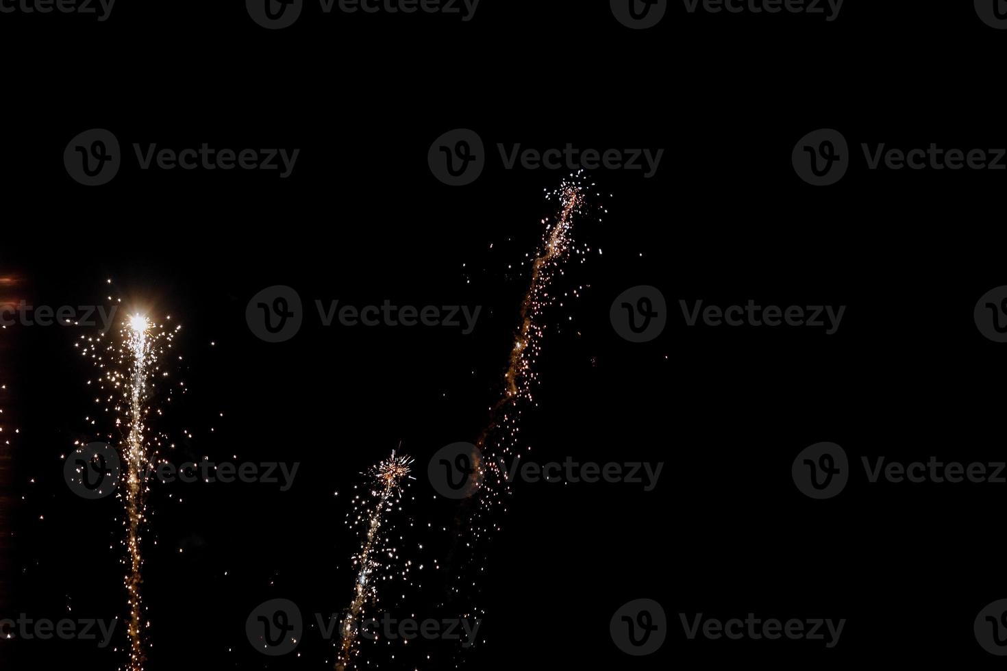 fogos de artifício reais no céu de fundo preto profundo no festival de fogos de artifício antes do dia da independência em 4 de julho. fogos de artifício coloridos no céu negro foto