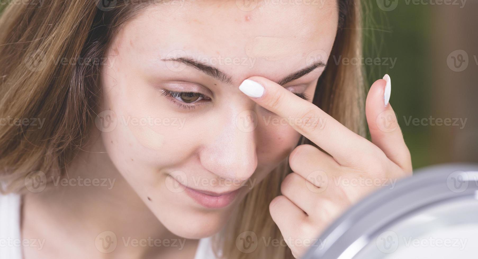 verificando a pele do rosto problemática em casa. jovem adolescente com  problemas de auto olhando no espelho. menina com baixa auto-estima  verificando sua pele em um espelho 16677990 Foto de stock no