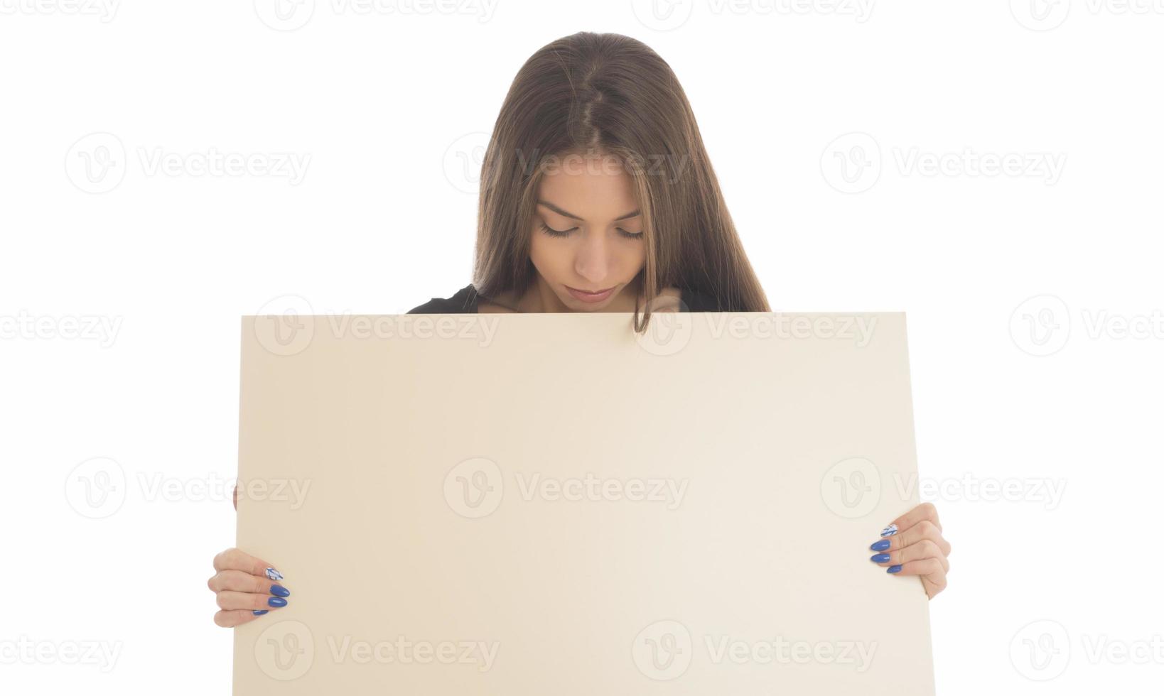 menina sorridente segurando a placa em branco. retrato de estúdio de jovem com cartão de sinal. isolado. foto