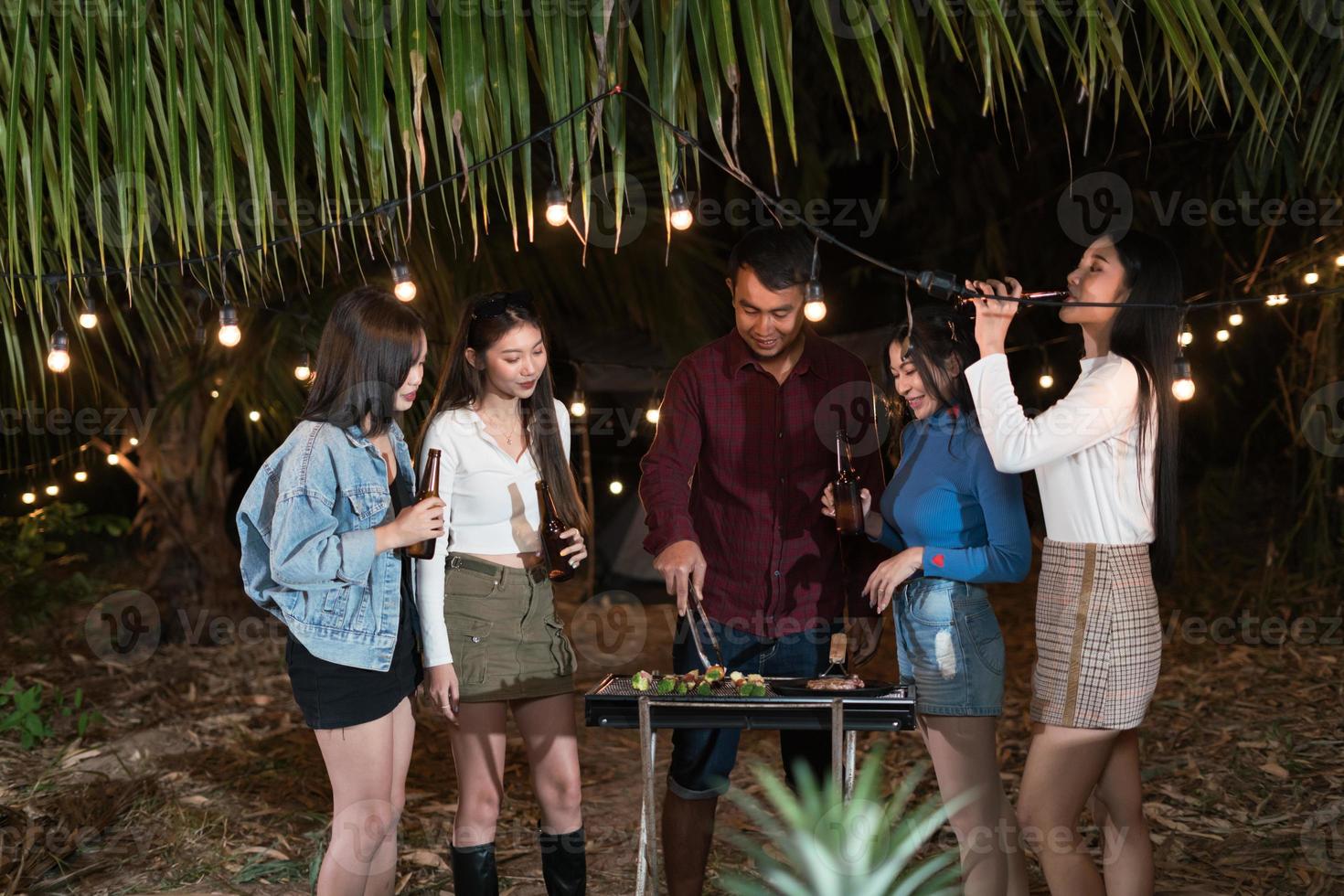 grupo de jovens asiáticos curtindo com festa de churrasco foto