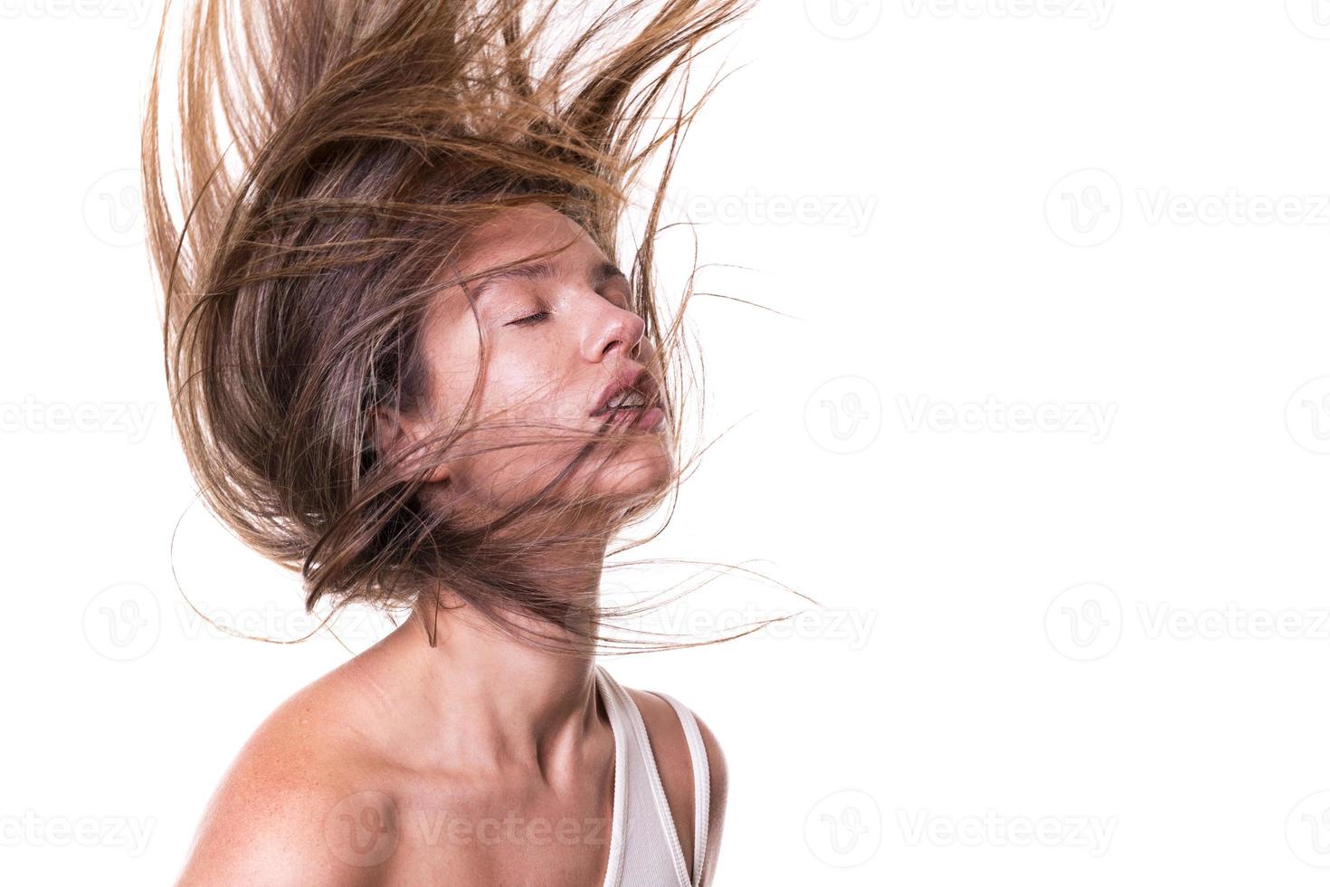 retrato de uma linda mulher com um cabelo comprido. jovem modelo morena com cabelo bonito - isolado no fundo branco. jovem com cabelo voando ao vento. foto