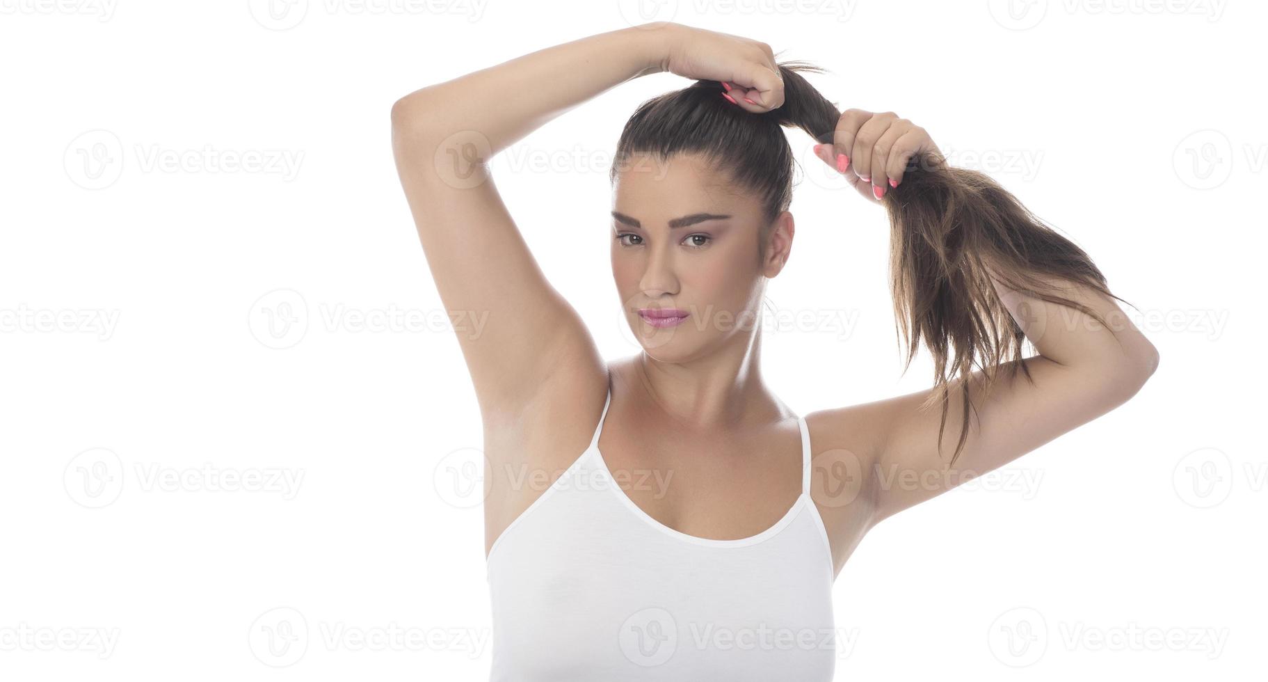 mulher feminina segurando o cabelo na mão. isolado no fundo branco. foto