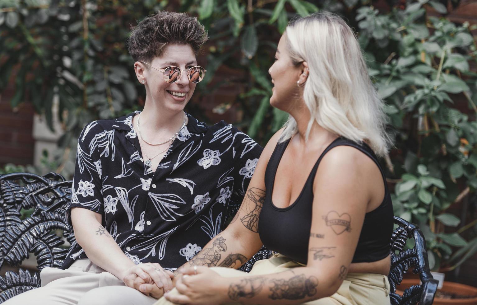 gotemburgo, suécia 07 03 2021 mulher gay sorrindo e se divertindo no parque. casal jovem do mesmo sexo em sua rotina diária mostrando algum afeto lgbt foto