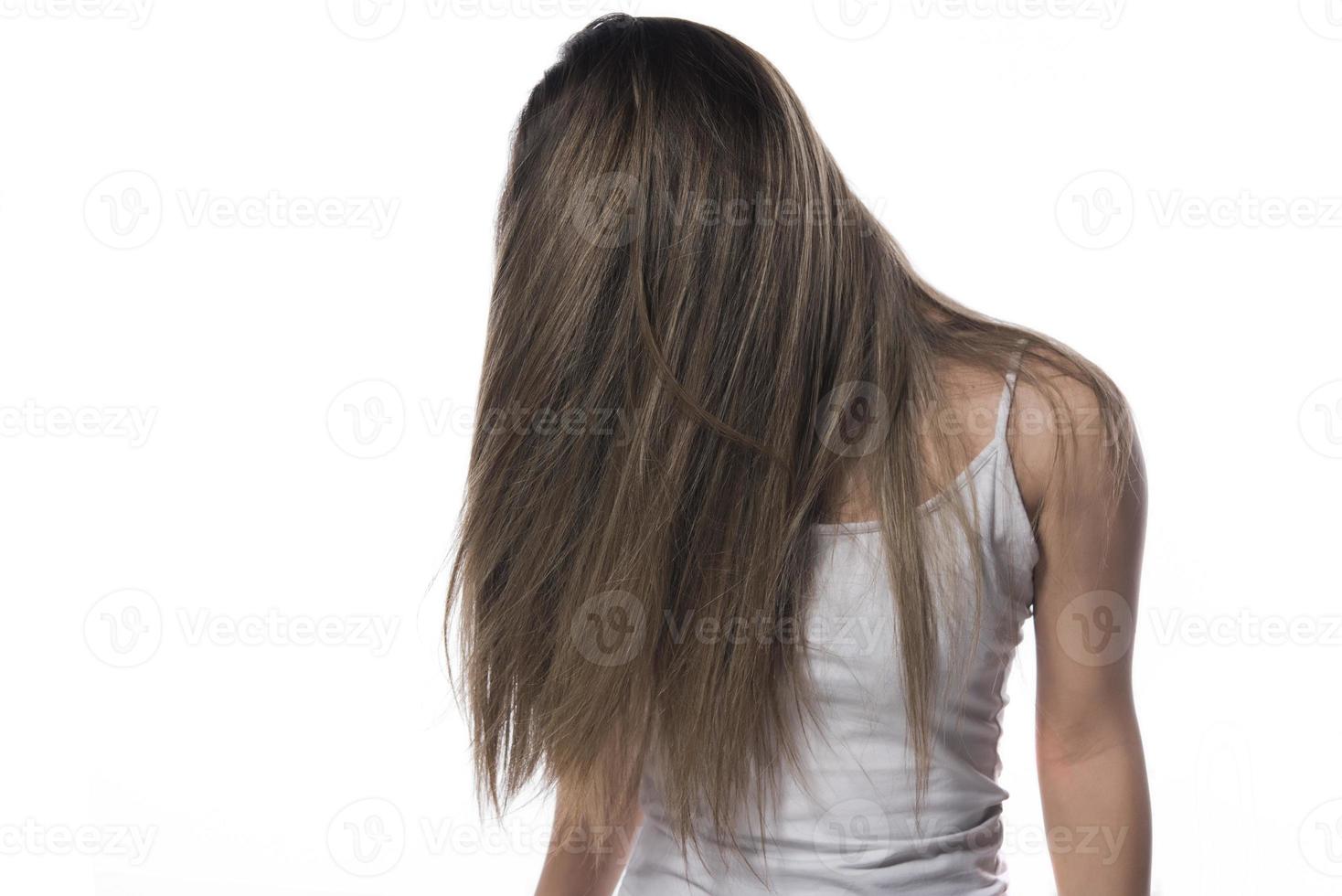 retrato da jovem mulher com cabelo voador. isolado foto