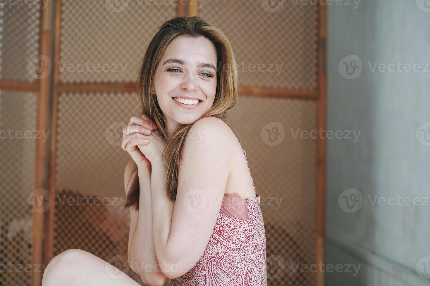 retrato emocional de jovem em vestido de lingerie elegante no banheiro branco em casa foto